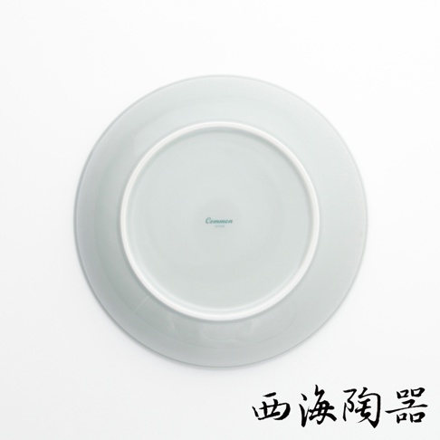 淺綠色波佐見燒 Common 陶瓷料理深碗，底部中央印有「Common JAPAN」字樣，碗身為圓形，邊緣略有弧度，材質為陶瓷。