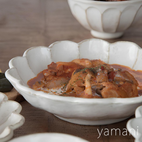 小兵美濃燒六魯粉引沙拉盤，24公分，白色陶瓷材質，帶有花瓣狀的邊緣，盛裝著雞肉燉菇的料理。