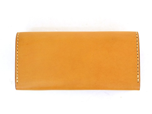 職人手作皮革超強卡片收納長夾 (WL-56)，呈現溫暖的焦糖棕色，材質為光滑的牛皮，邊緣以細緻的米白色車縫線裝飾，整體設計簡潔。