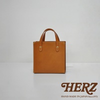 職人手作皮革直式托特包，酒紅色，方形包身，雙提把，配有金色卯釘與車縫線，簡約設計。