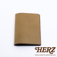 職人手作皮革B6記事本書套，卡其色，皮革材質，邊緣縫線整齊。