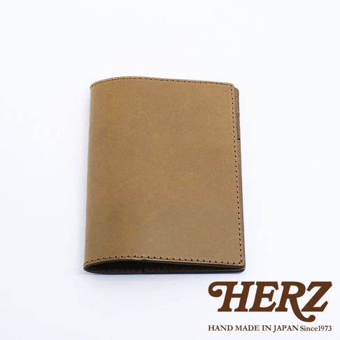 職人手作皮革B6記事本書套，卡其色，皮革材質，邊緣縫線整齊。