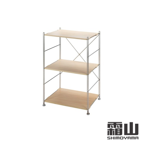 60公分寬的銀色金屬框架三層置物架，搭配淺木紋色層板，簡約實用。