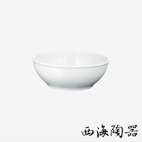 波佐見燒 Common 陶瓷料理深碗，15公分，呈現簡潔的白色，圓潤的碗身配有微寬的碗口，適合盛裝各式料理。