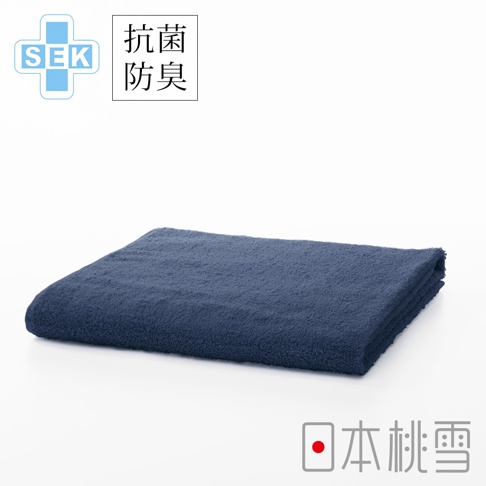 SEK抗菌防臭運動大毛巾，深藍色，材質為柔軟吸水毛巾布，表面有細緻毛圈，折疊平放，角落印有日文「日本桃雪」標誌。