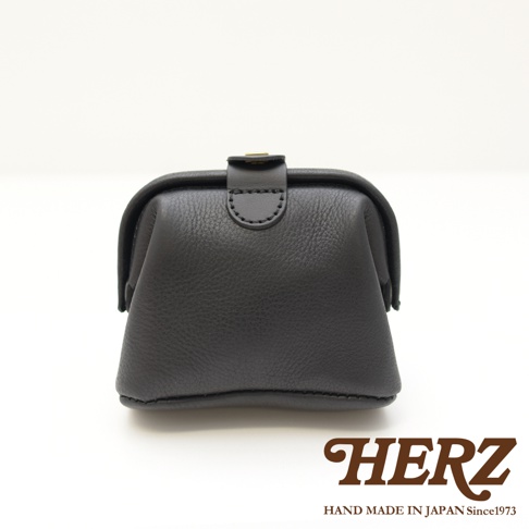 職人手作皮革口金化妝包 KF-143 S，黑色，採用紋理皮革製成，配有金色扣環和皮革繫帶。