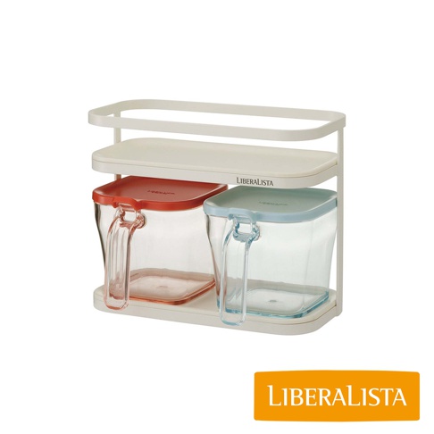LIBERALISTA 調味料罐收納架組，包含兩個透明收納罐，一個紅色蓋子，一個藍色蓋子，置於白色收納架上