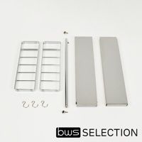 不鏽鋼可伸縮雙層收納架組件，包含兩個帶有橫桿的網狀側架、兩個長方形鋼板，以及一個伸縮桿、三個S型掛勾和螺絲。