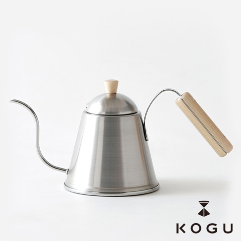 日製18-8不鏽鋼木柄極細口咖啡手沖壺，銀色不鏽鋼壺身，搭配木質手柄和壺蓋頭，壺嘴細長，適合精準沖泡咖啡。