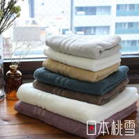 堆疊的今治飯店毛巾，顏色包含淺灰、白色、米色、深藍綠、咖啡色、奶白色及淡紫色，質地柔軟，毛巾邊緣有織紋裝飾。