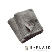 摺疊的灰色毛巾，表面有直條紋理，織有「RIB」字樣的標籤，標籤上有紅色、白色和藍色的圓形圖案。