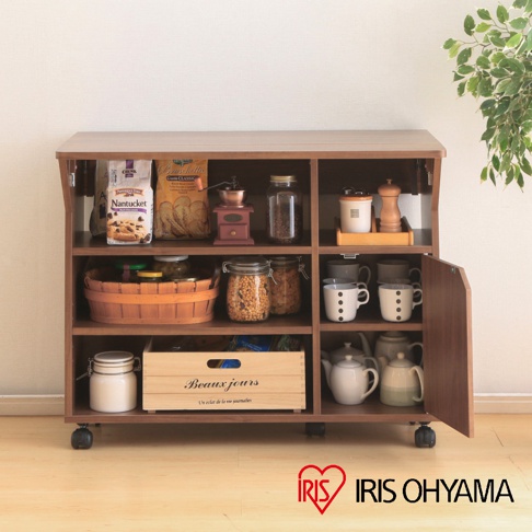 深棕色四層置物收納推車，頂部放置餅乾、咖啡研磨機、密封罐；中間層有籃子、玻璃罐、馬克杯；底部有木製收納箱、白色儲物罐、茶壺等廚房用品。推車配有黑色輪子。