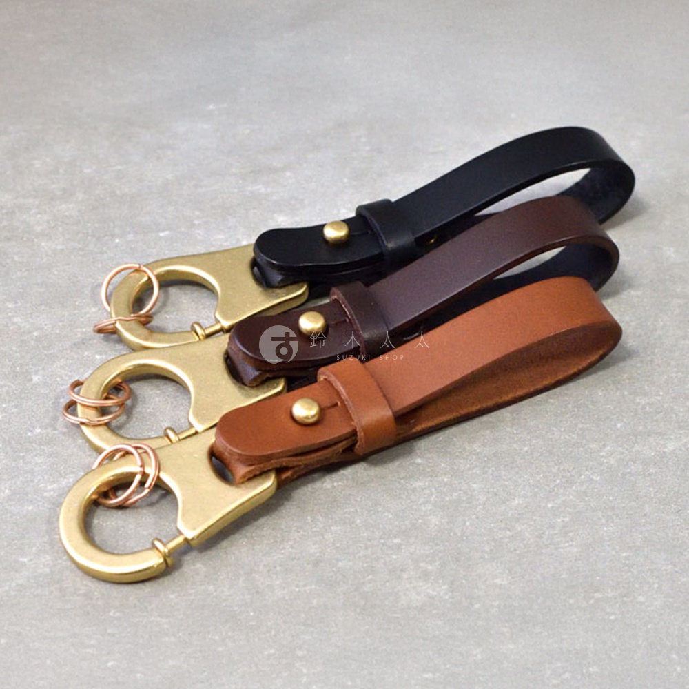 職人手作皮革鑰匙圈，共三色：黑色、深棕色、咖啡色。每個鑰匙圈皆由皮革製作，搭配黃銅色鉤環及銅色圓環。