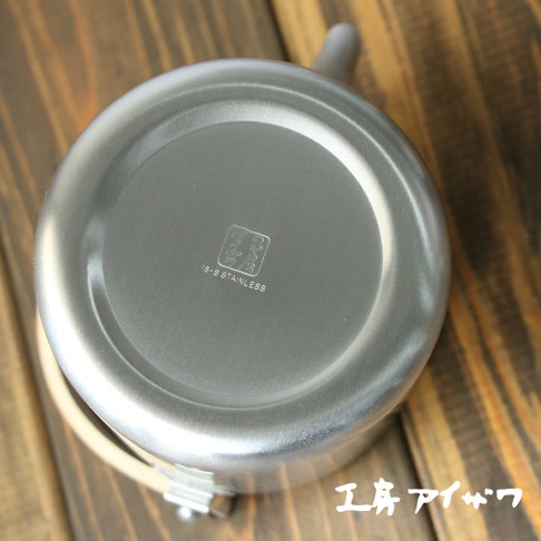 霧面不鏽鋼直筒茶壺底部，刻有「18-8 STAINLESS」字樣及方形品牌標誌。