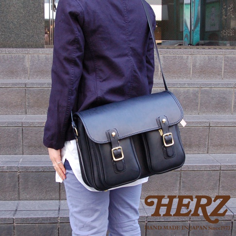 日本HERZ職人手作皮革經典雙扣郵差包，展示皮革的光澤與精緻的雙扣設計
