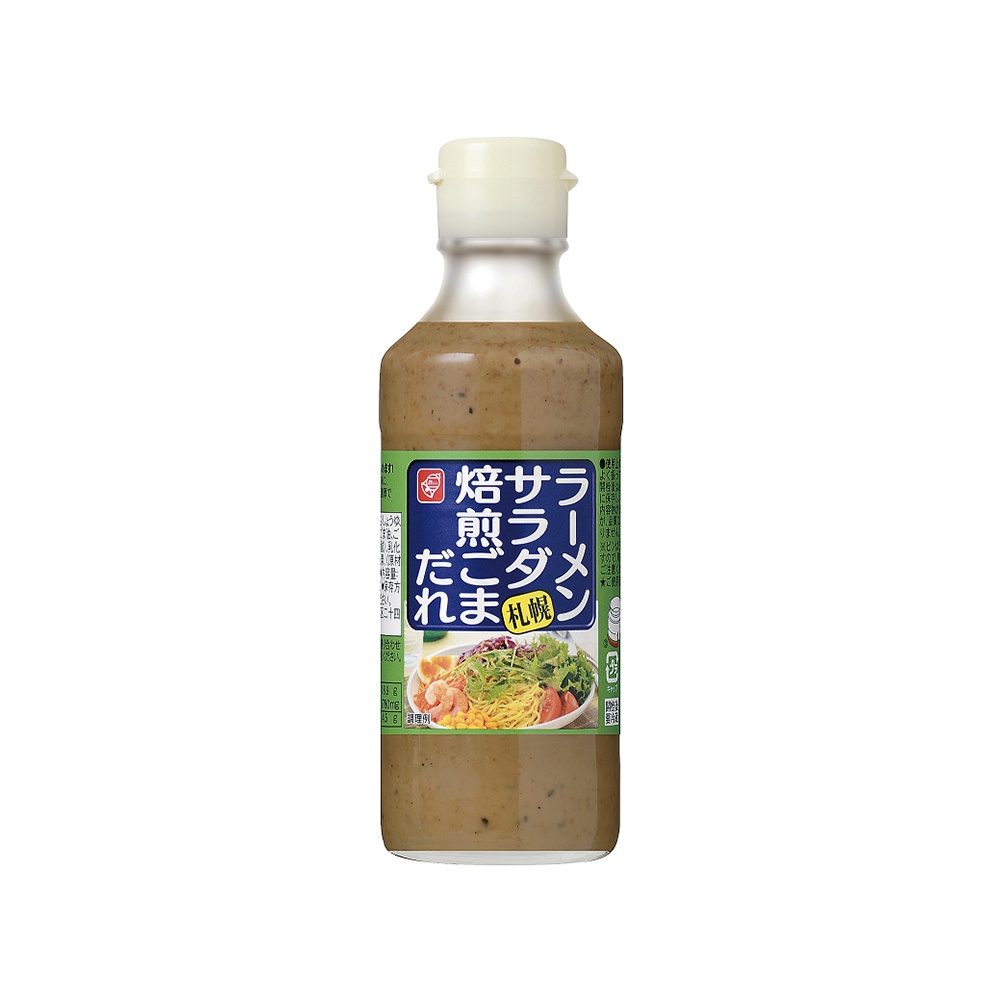 一瓶玻璃瓶裝的北海道焙煎芝麻沙拉醬，醬料呈淺棕色，瓶身貼有藍色標籤，標籤上有日文文字、產品圖片，以及「札幌」字樣。
