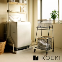 Mash移動式雙層分類洗衣置物籃，黑色金屬框架搭配木質提把，兩個網狀籃筐，下方籃筐內有衣物。