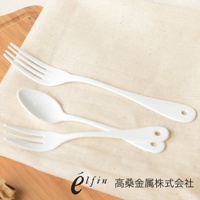 日製白琺瑯餐叉，共兩入，皆為白色，造型簡潔，帶有掛孔。