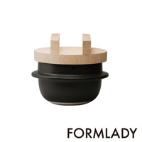 日製萬古燒羽釜炊飯鍋，黑色陶製鍋身，配備木質圓形鍋蓋及兩個木質提把，鍋蓋上有透氣孔。