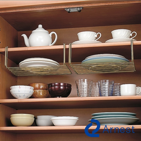 金屬雙層碗盤收納掛架，架子為金色，上面可放置疊放的盤子，下方可懸掛收納。