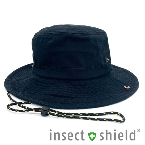 黑色透氣機能圓頂帽，附有可調節的兩色編織帽繩與束繩扣，帽簷周圍有金屬透氣孔。