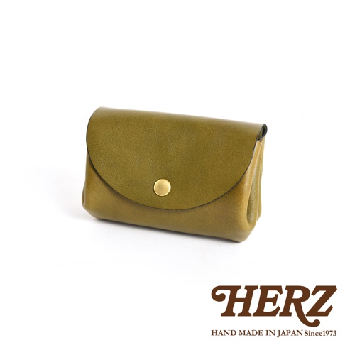 橄欖綠皮革三層收納零錢包，具有圓潤翻蓋設計，以金色按扣固定，材質為牛皮。