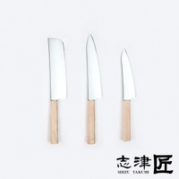 三把不同尺寸的水果刀，刀刃皆為銀色不鏽鋼材質，刀柄為淺木色。其中一把刀刃前端呈彎月狀，另外兩把刀刃前端則呈尖角狀。