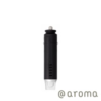 黑色皮革材質的圓柱形車載擴香器，頂部有銀色金屬接點，側面有五個通風孔，底部為透明可見擴香液的容器。