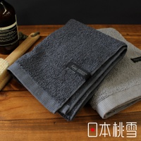 深灰色與淺灰色棉質毛巾，材質厚實，表面有柔軟的毛圈，其中深灰色毛巾上附有黑色品牌標籤。