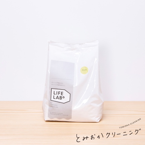 三重酵素強效洗衣粉補充包，白色半透明包裝，印有「LIFE LAB°」標誌及日文說明，側邊有黃色圓形「PLUS」貼紙。