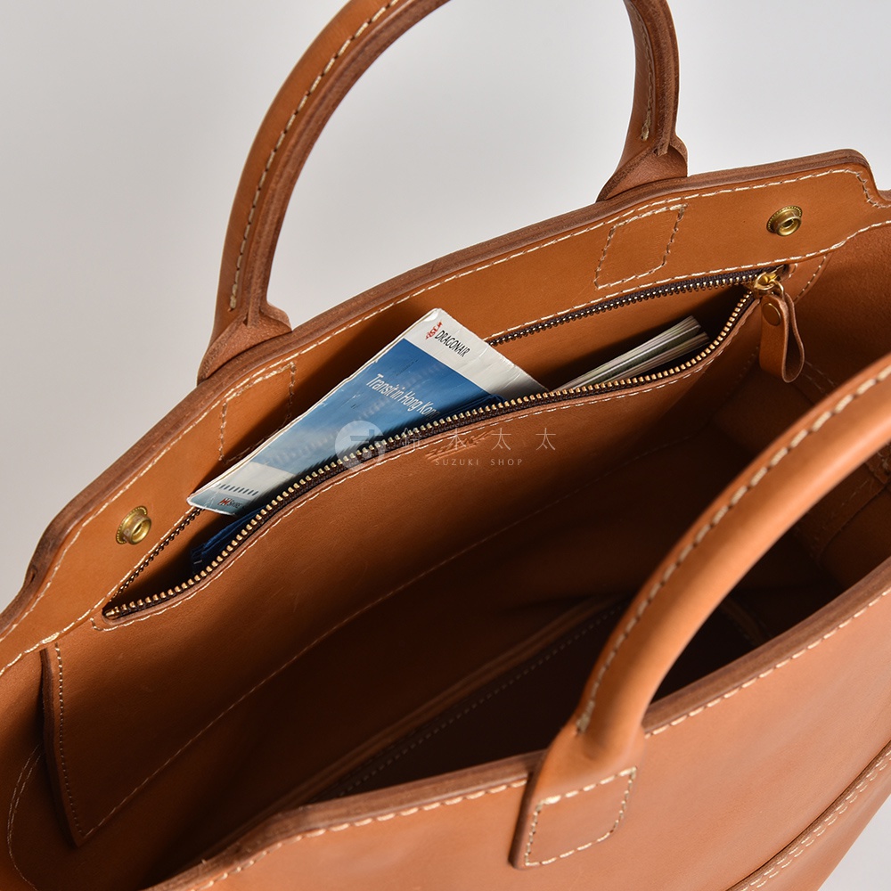 職人手作皮革托特包，經典棕色，內有拉鍊內袋，可放置文件或小物品。
