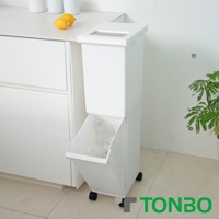 白色雙層分類垃圾桶，上方有透明投料口，下方抽屜式設計，有四個輪子方便移動。