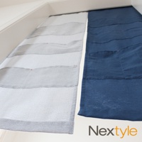 兩片布料並列，左側為淺灰色條紋布料，右側為深藍色布料，兩片布料皆有口袋設計，並以紅色縫線點綴。