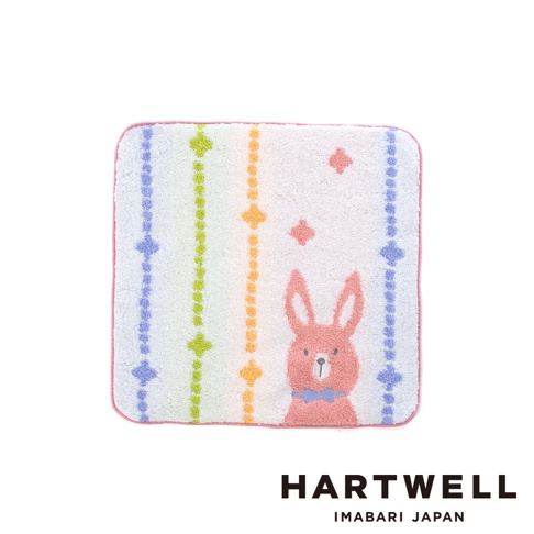 一條來自日本今治的 Hartwell 品牌手帕，採用柔軟毛巾布材質，方形設計並以粉紅色邊條收邊。手帕底色為淺白與漸層色系，印有垂直排列的彩色點狀與十字圖案，右下角繪有一隻帶著藍色蝴蝶結、線條簡約可愛的粉紅色兔子。