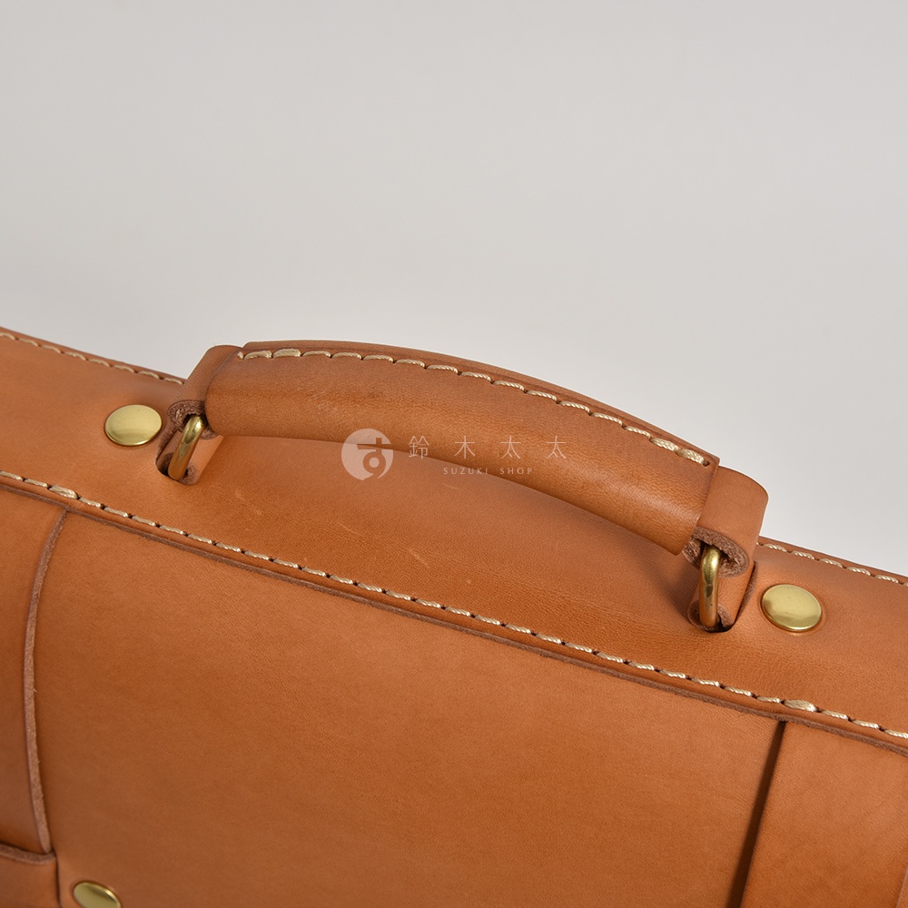 職人手作皮革傳統歐風三用學生包，採用淺棕色皮革，車線精緻，配有黃銅色金屬釦件及提把。