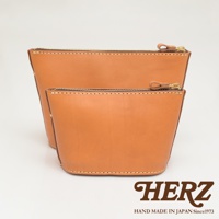 兩件棕色皮革三角收納包，大小不同，皆有拉鍊與皮質拉頭，手工縫線細緻，品牌標誌在右下角。