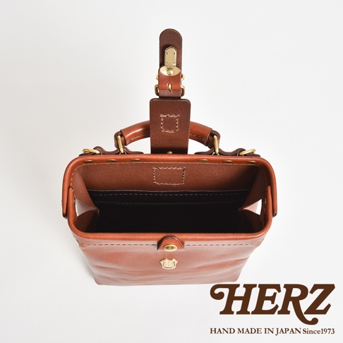 職人手作皮革迷你軟皮杜勒斯包，棕色皮革，頂部開啟式設計，配有金屬鎖扣及提把。