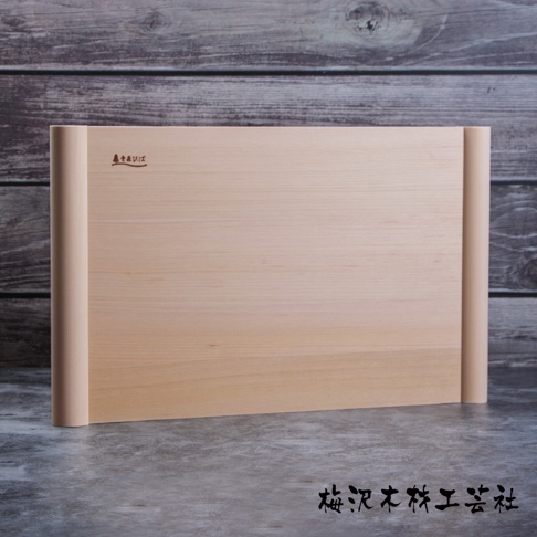 淺色木紋的青森檜木砧板，表面光滑，帶有兩側圓潤的邊緣，左上角有日文品牌標誌。