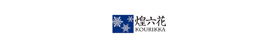 此圖為丸山技研品牌標誌，左側為深藍色長方形背景，內含三朵白色雪花圖案，右側書寫品牌名稱煌六花，下方並標註英文名稱 KOURIKKA。