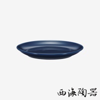 深藍色波佐見燒 Common 陶瓷料理盤，直徑18公分，具有光滑的表面和微微隆起的邊緣，適合日常烹飪和盛裝食物。