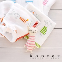 一隻粉色條紋的白色布偶貓，旁邊是幾塊印有可愛動物圖案的白色有機棉紗布巾，圖案包括長頸鹿、兔子和狗，紗布巾邊緣有彩色條紋裝飾。