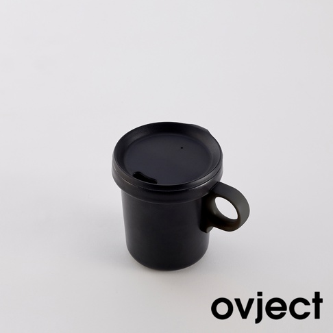 黑色琺瑯馬克杯，附有黑色蓋子和把手，簡約設計。