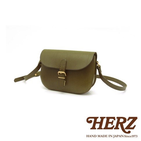 橄欖綠色皮革經典馬鞍包，配有金色金屬釦環和可調式肩帶。