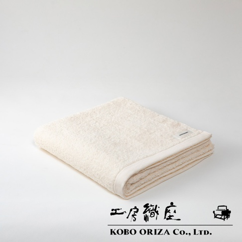 SALA 今治高密度耐洗超細纖浴巾，米白色，柔軟純棉材質，毛圈細緻，一角有品牌標籤。