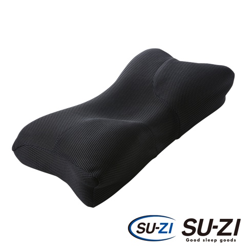 黑色網狀布料包裹的人體工學腰部支撐枕，具有曲線造型，能貼合腰部曲線，提供支撐。