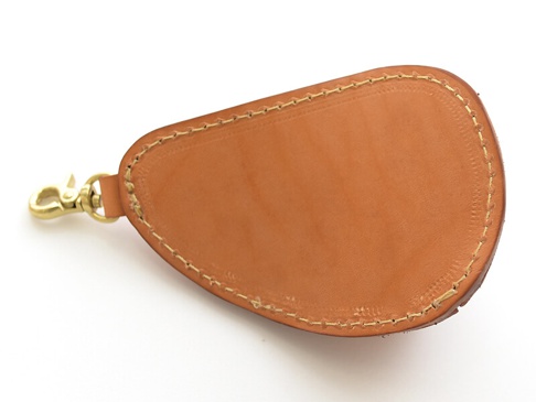 淺棕色皮革餃子造型零錢包，附有黃銅掛鉤和手工縫線。