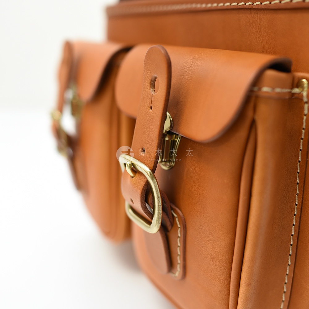 日本HERZ職人手作皮革雙扣郵差包，特寫精緻黃銅扣環與縫線細節