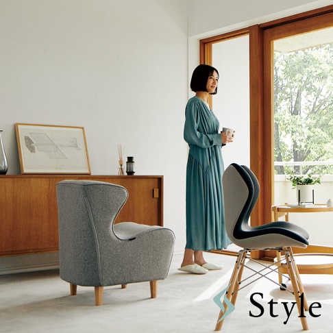 灰色布藝美姿調整座椅，椅背呈弧形，搭配四支原木色椅腳，簡約現代風格。