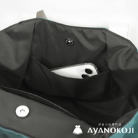 AYANOKOJI 托特包內部，展示有手機放置於內袋中，並有品牌標誌。