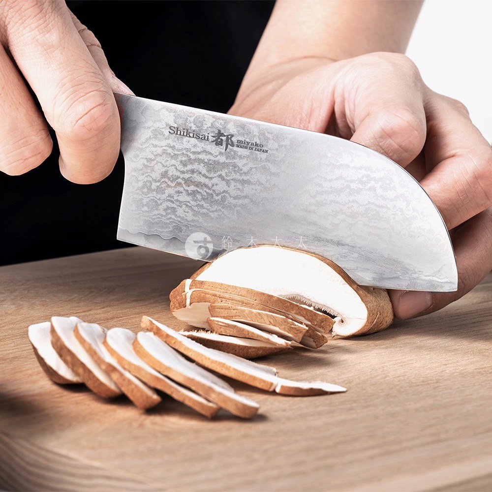 志津匠 Miyako 品牌廚刀正在切片蘑菇